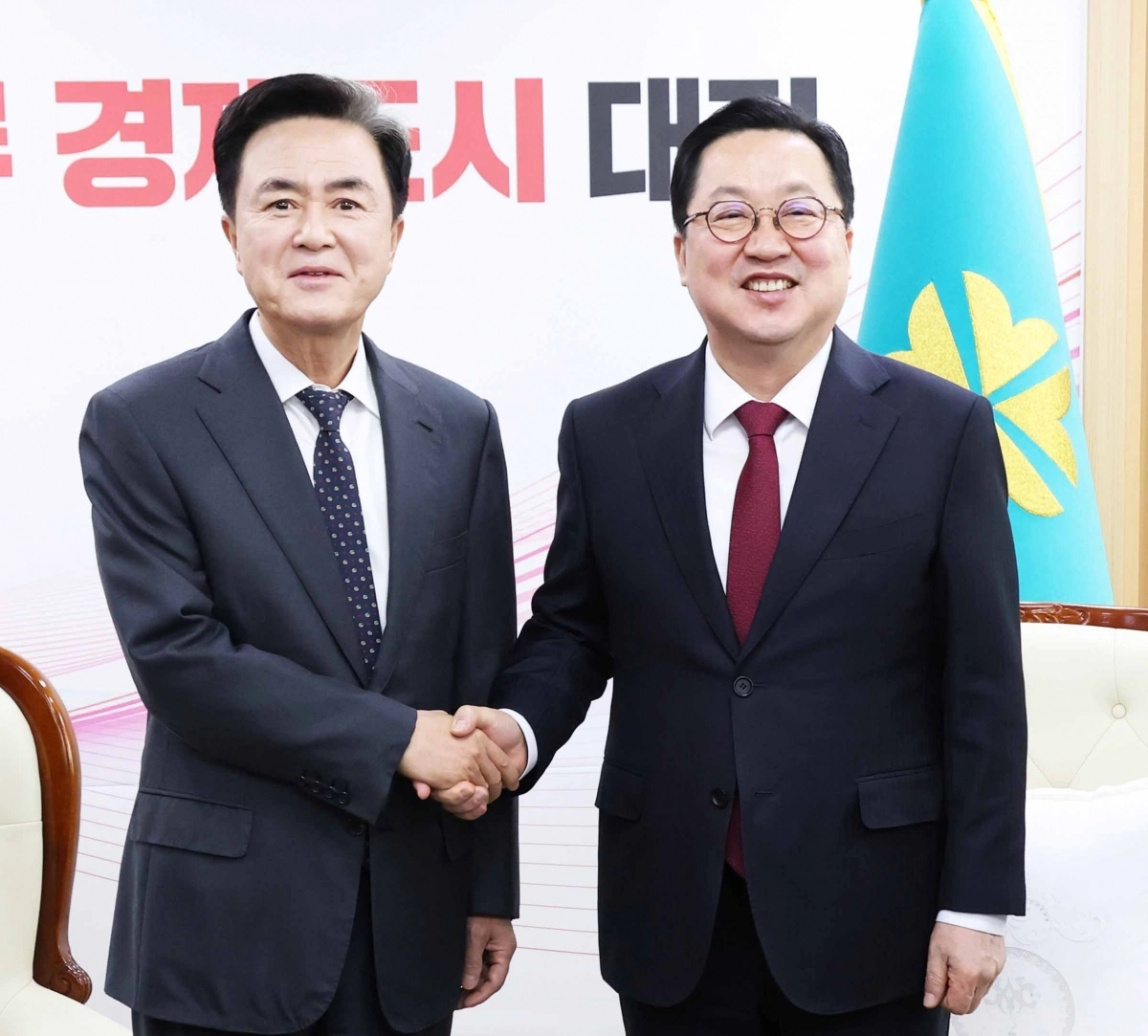 국민의힘 소속인 김태흠(사진 왼쪽) 충남지사와 이장우 대전시장.