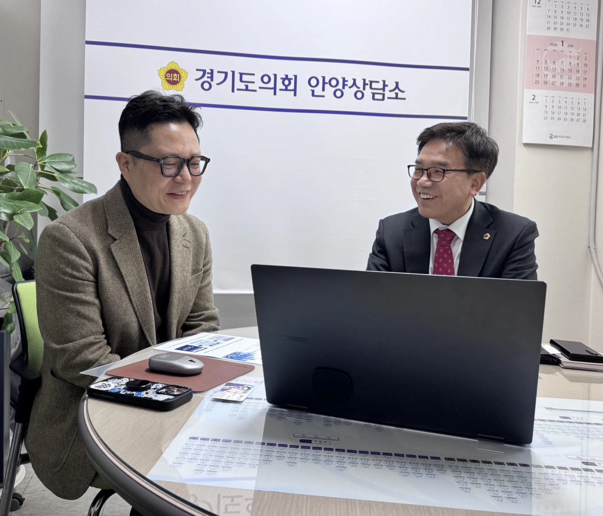 김철현 의원이 13일 오후 경기도의회 안양상담소에서 정원중 경기도경제과학진흥원 4차산업혁명센터장으로부터 2026년 운영 전반을 보고받으며, 글로벌 아젠다의 지역 산업 연계 방안을 논의하고 있다.(사진=경기도의회)