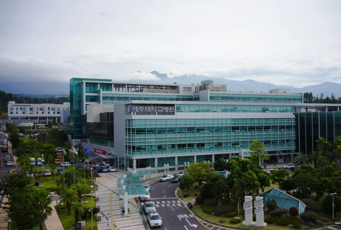 지난해 10월 조기 위암 수술을 받은 60대 환자가 수술 부위 천공에 따른 패혈증으로 숨지면서 의료과실 논란이 일고 있다. 사진은 제주대병원 건물 전경. 제주대병원 제공