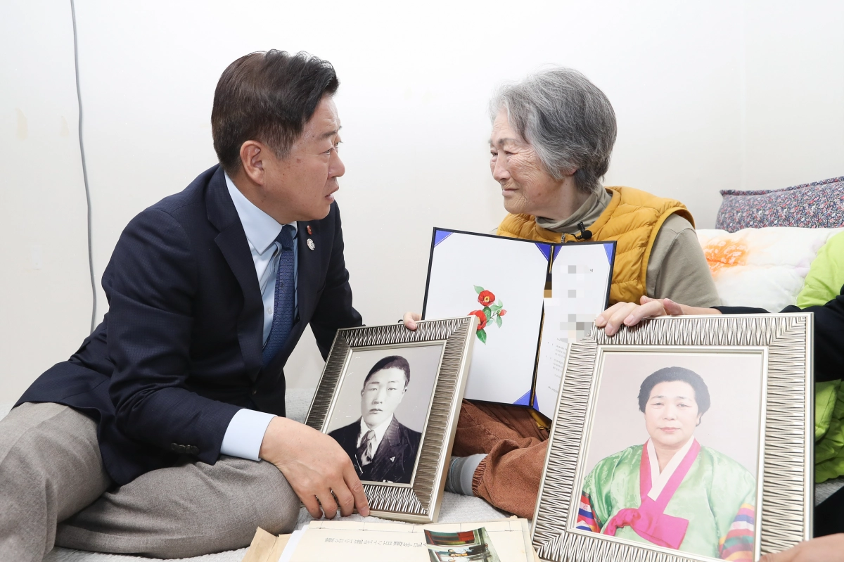 오영훈 제주도지사가 13일 제주시 소재 고계순 씨 자택을 방문해 제주4·3진상규명 및 희생자 명예회복 위원회의 ‘결정서’를 직접 전달했다. 제주도 제공