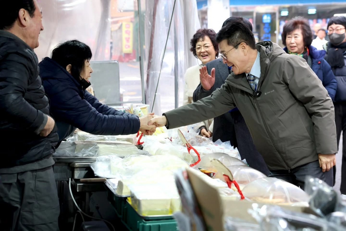 정원오 성동구청장이 설 연휴를 앞둔 13일  성동구의 한 전통시장을 찾아 상인들과 인사하고 있다. 본인 제공