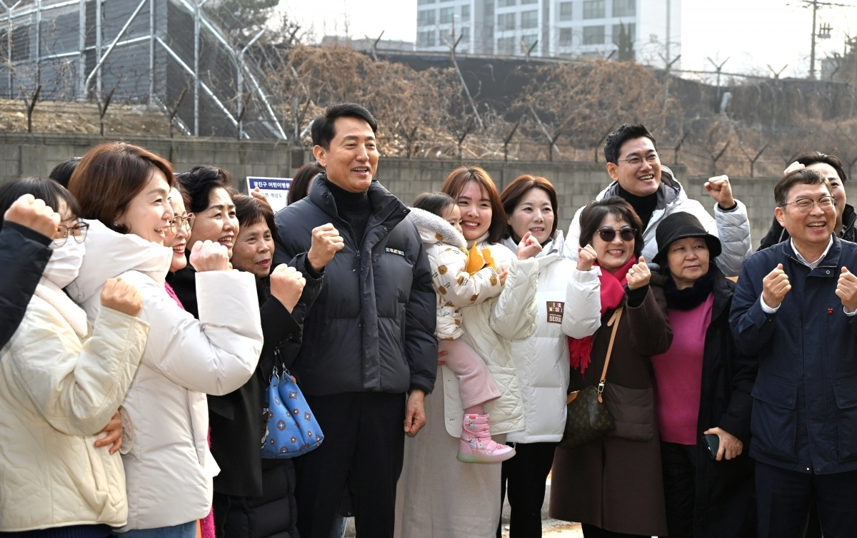 오세훈(왼쪽 여섯 번째) 서울시장과 김경호(오른쪽 첫 번째) 광진구청장이 13일 광진구 자양4구역에 있는 어린이병원 건립 예정지를 찾아 주민들과 기념 촬영을 하고 있다. 서울시 제공