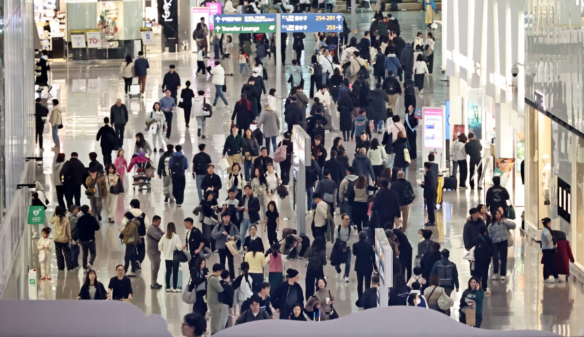 설 연휴를 앞둔 13일 인천국제공항 제2여객터미널 출국장 내 면세구역에서 공항이용객들이 이동하고 있다. 연합뉴스