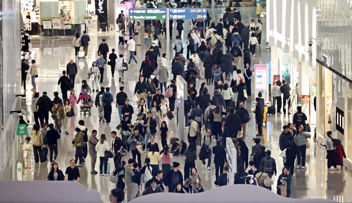 설 연휴를 앞둔 13일 인천국제공항 제2여객터미널 출국장 내 면세구역에서 공항이용객들이 이동하고 있다. 연합뉴스