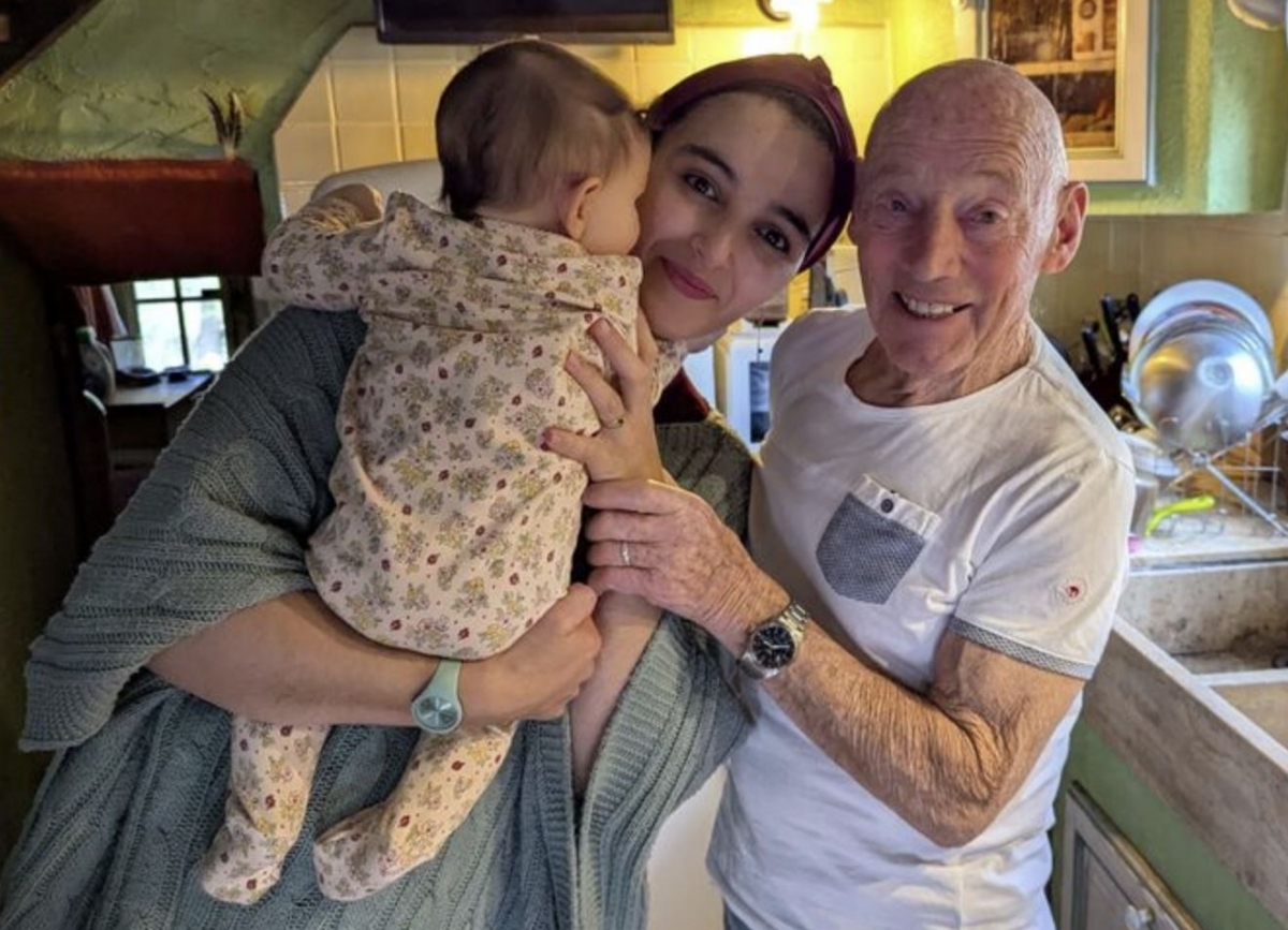 6개월 된 딸 안고 있는 피에르-아이샤 부부. 엑스