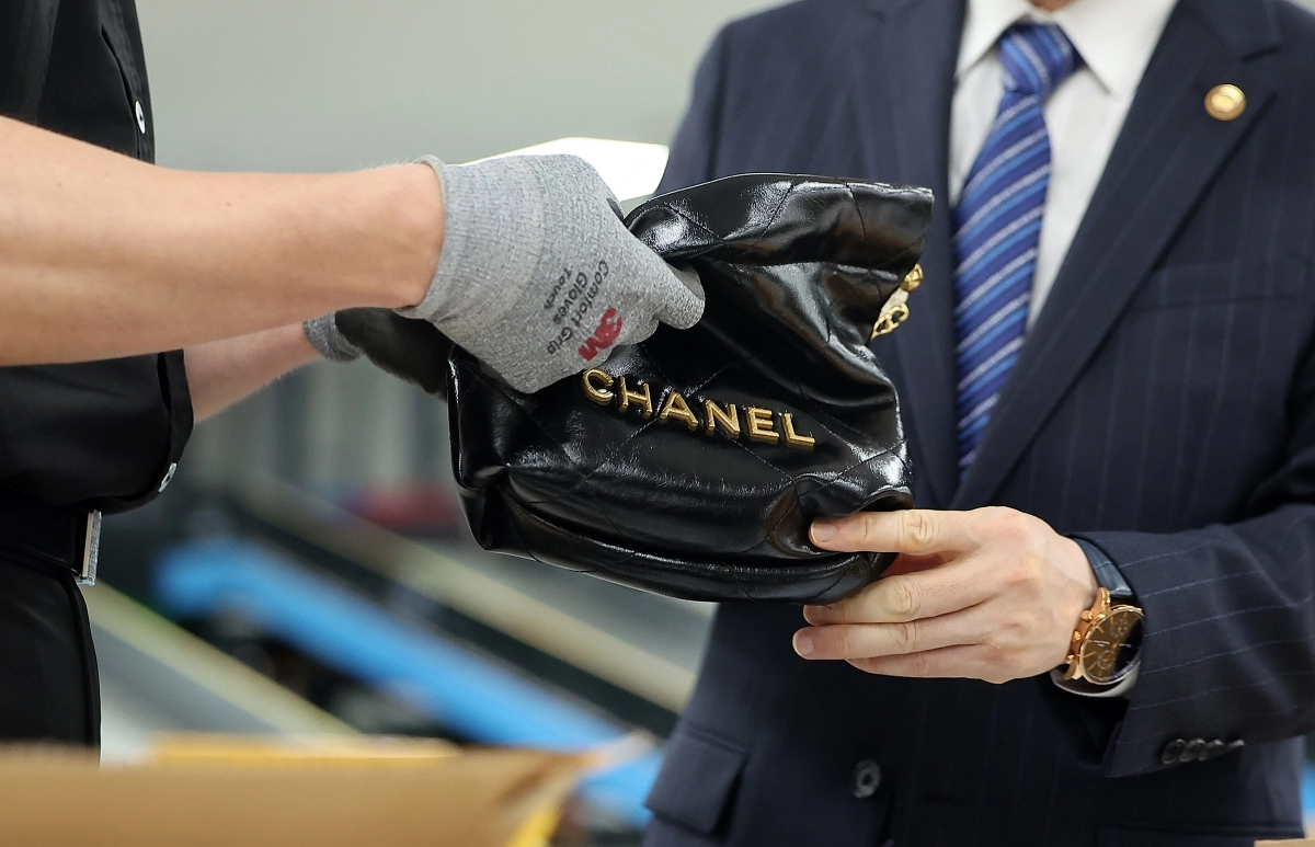 해외 배송 수화물 검사하는 세관 관계자