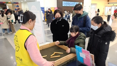 윷점보는 모습. 국립민속박물관 제공