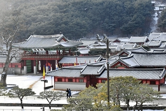 설 명절 연휴 기간 중 매일 운영하는 수원화성행궁의 설경. 수원시 제공