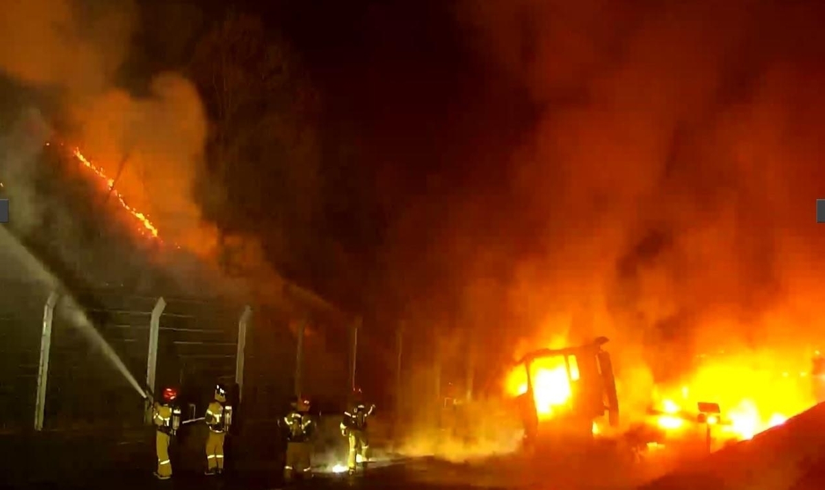 14일 오전 1시 23분쯤 경북 경산시 남천면 원리의 대구부산고속도로 대구방향 73.4㎞ 지점서 주행하던 차량이 사고 후 화재가 발생하고 인접 야산으로 확산돼 소방당국이 진화하고 있다. 경북소방본부 제공