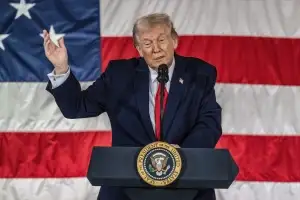 트럼프 “정권교체가 ‘베스트’” 항모증파 천명…이란 ‘망치’ 또 얻어맞나