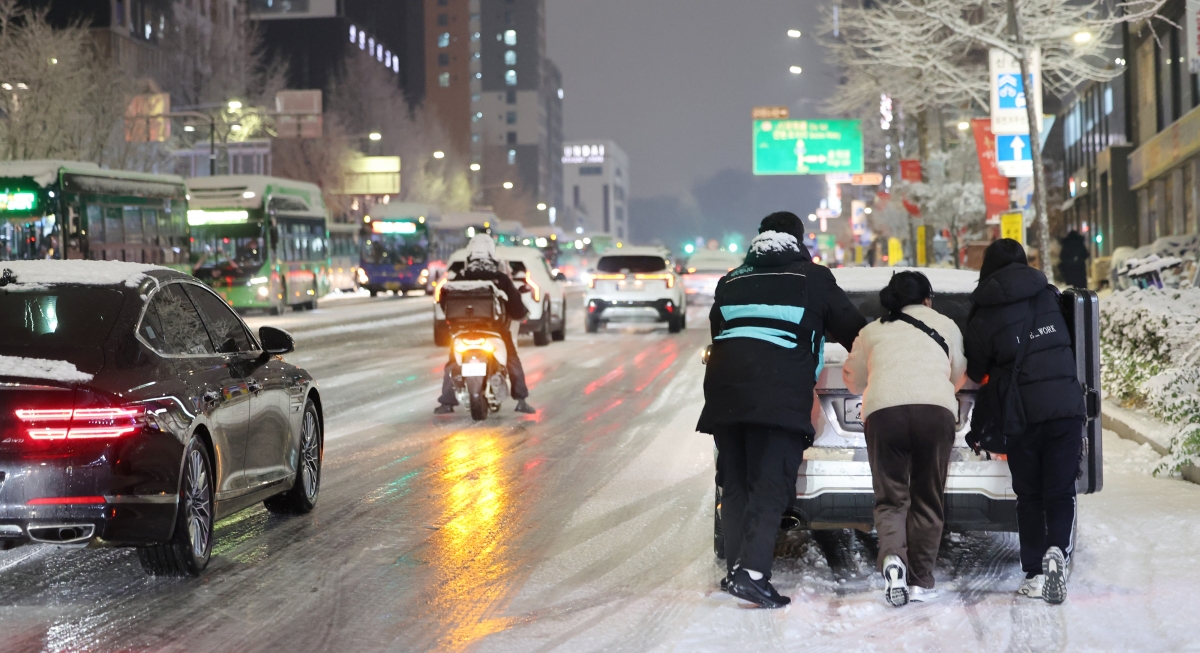 한쪽은 얼음판, 한쪽은 눈밭