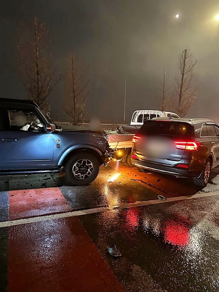 자유로서 빙판길 44중 연쇄추돌