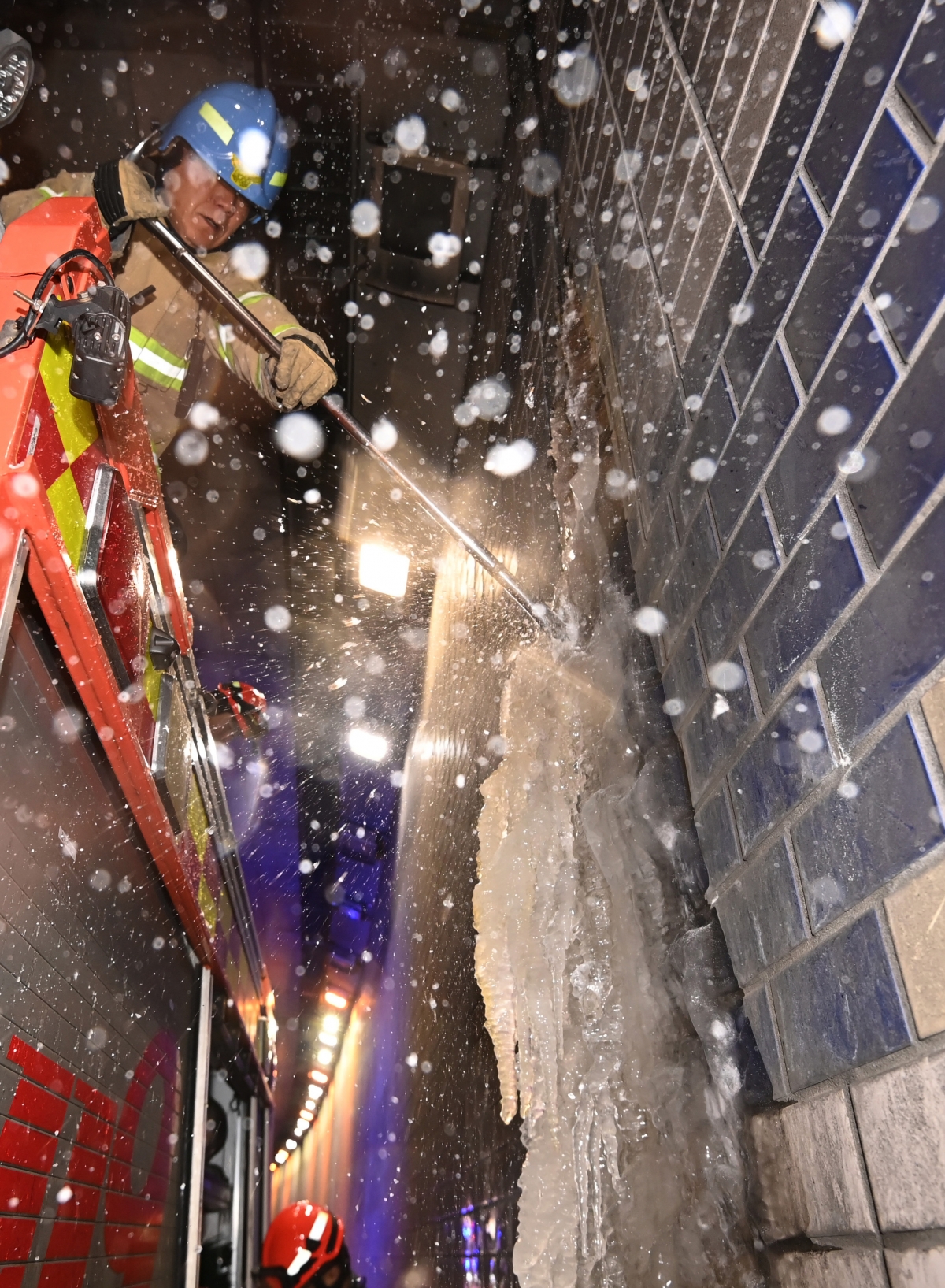 대형 고드름 제거하는 소방대원