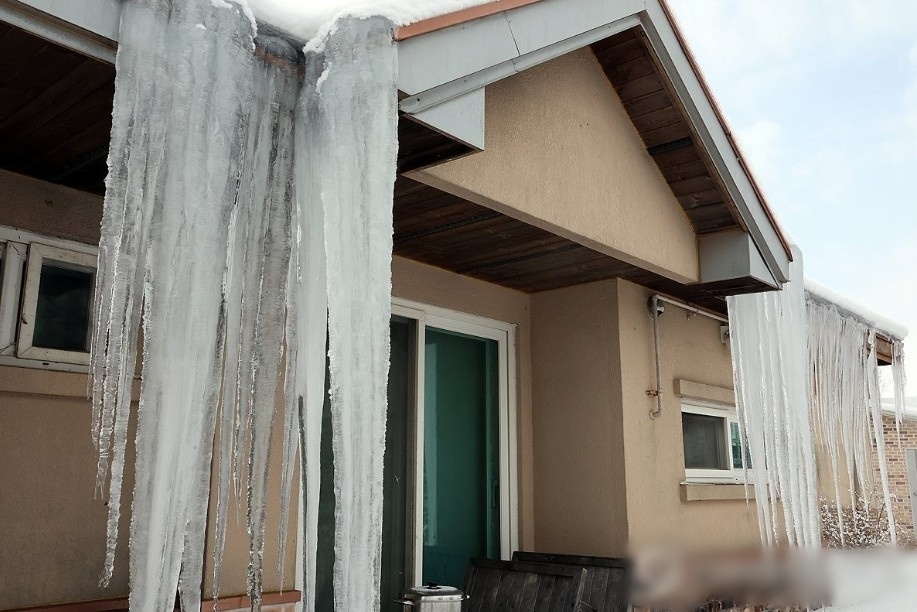 지난해 2월 전북 고창군 고창읍 한 주택에 고드름이 달려 있는 모습. 연합뉴스