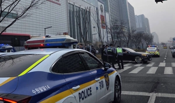 14일 오전 8시쯤 수원시청 앞 도로에서 음주 상태로 역주행하다가 횡단보도 건너던 보행자를 친 20대 여성 운전자가 경찰에 붙잡혔다. 연합뉴스