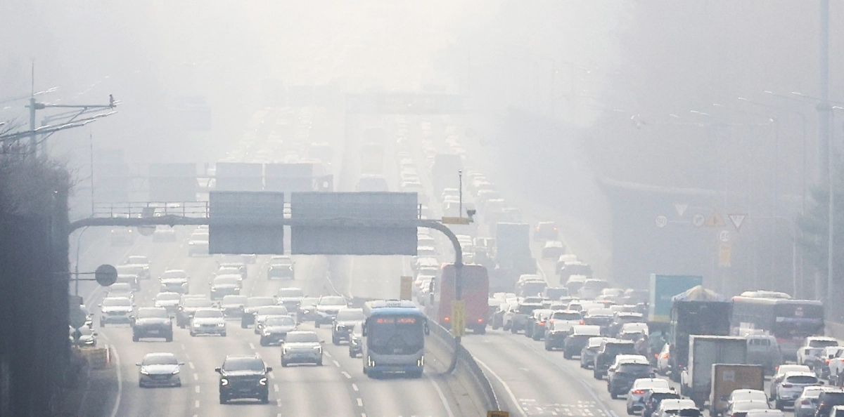 설 연휴 첫날인 14일 경부고속도로 서울 잠언 IC 인근이 서울을 빠져나가는 하행선 차량(오른편)으로 붐비고 있다. 2026.2.14