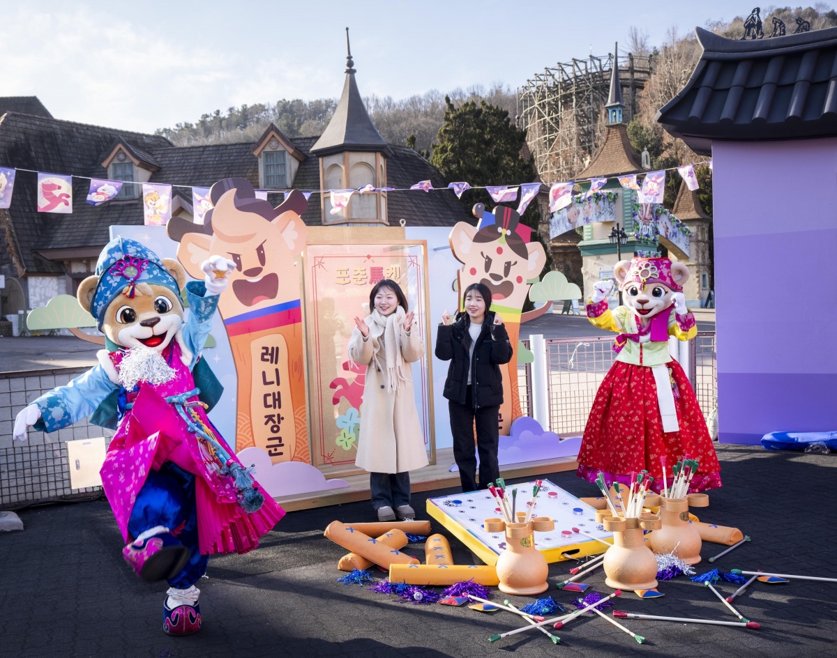 에버랜드 설날 이벤트 중 하나인  레니·라라의 한복 포토타임과 전통놀이 체험. 에버랜드 제공.