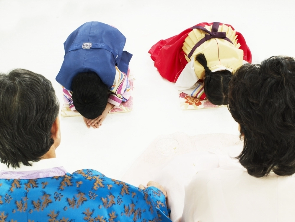 설 명절에 손주들이 조부모에게 세배를 드리고 있다. 아이클릭아트