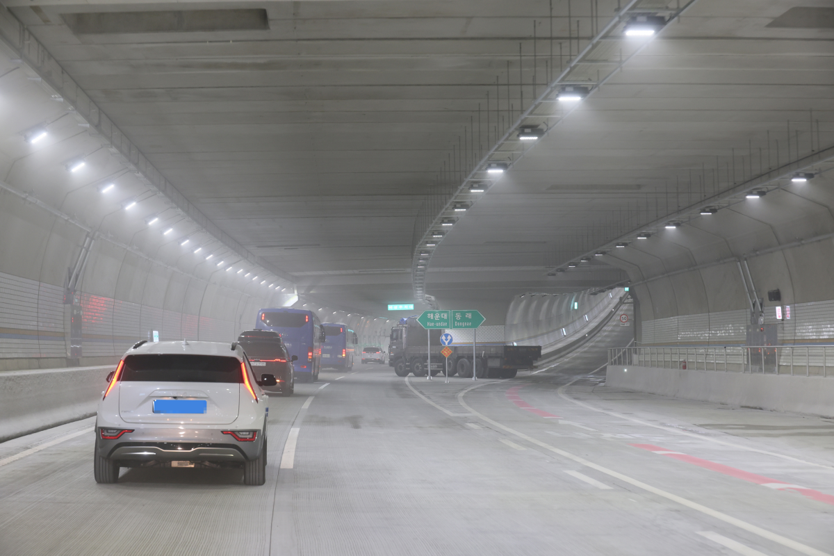 국내 유일 전 차종 통행이 가능한 대심도 지하도로인 ‘부산 만덕~센텀 도시고속화도로’를 대형 버스와 화물차, 승용차 등이 지나가고 있다. 부산시 제공