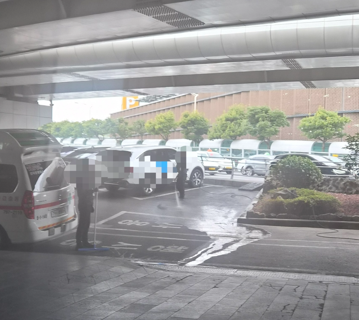 13일 오후 3시쯤 제주공항에서 30대 외국인 여성이 고가도로에서 떨어지는 사고가 발생했다 . 사진은 출혈이 심해  세척을 하고 정리하는 모습. 독자 제공