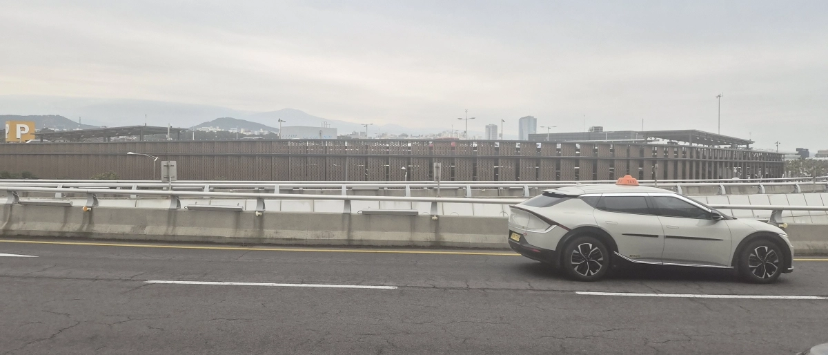 사고가 발생한 지점으로 추정되는 제주공항 출발장 고가도로 모습. 독자 제공