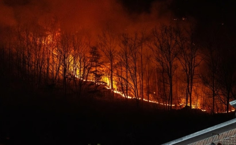 지난해 3월 22일 경북 의성군에서 50대 성묘객이 묘지를 정리하며 라이터를 켜다 실수로 불을 내 최소 26명이 숨졌다. 사진은 산불 발생 닷새째인 3월 26일 경북 의성군 신평면 교안리의 한 민가 뒤 야산에 불이 확산하고 있는 모습. 뉴시스