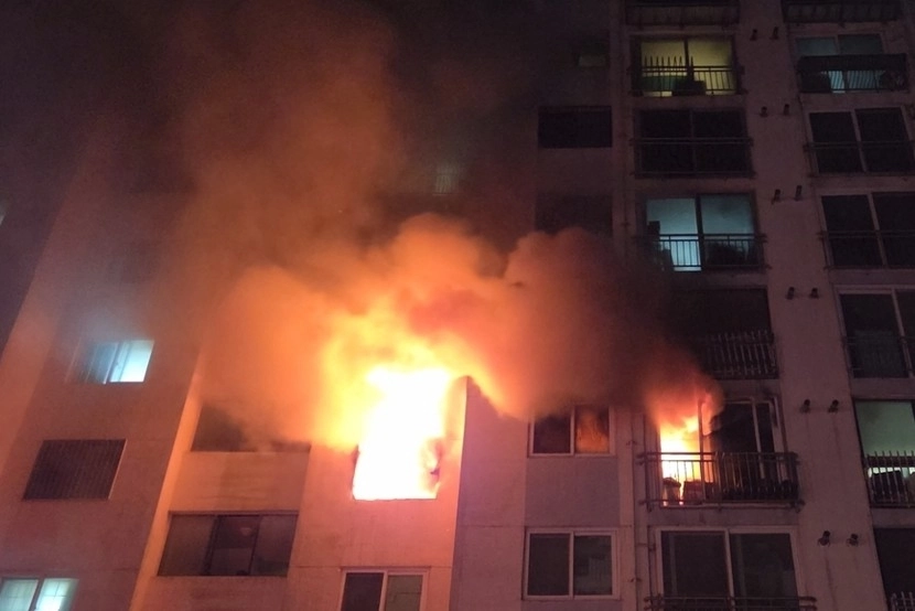 설 명절 연휴를 앞둔 13일 부산 해운대구 한 아파트 5층에서 불이 나 70대 남매가 숨졌다. 난방기기가 사고 원인으로 추정되고 있다. 부산소방본부 제공