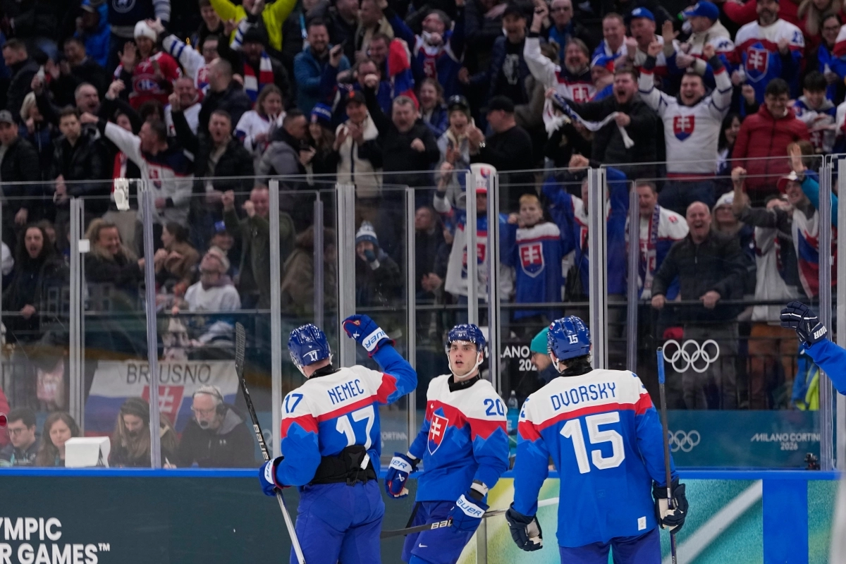 슬로바키아의 유라이 슬라프코프스키(가운데)가 2026년 2월 11일 이탈리아 밀라노에서 열린 2026년 동계올림픽 남자 아이스하키 예선 슬로바키아와 핀란드의 경기에서 팀의 세 번째 골을 넣은 후 동료들과 함께 기뻐하고 있다. AP 연합뉴스