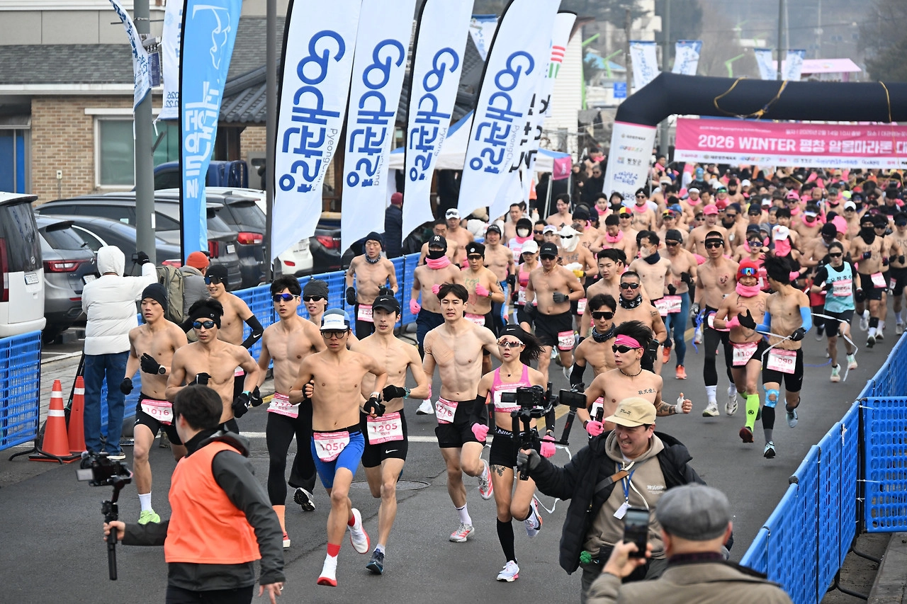 14일 강원 평창군 대관령면에 위치한 제34회 대관령눈꽃축제장에서 열린 ‘2026년 평창 대관령 알몸 마라톤 대회’ 참가자들이 힘차게 달리고 있다. <br>450여 명의 참가자가 5㎞, 10㎞ 등 2개 코스에서 마라톤 도전에 나섰다. 2026.2.14.<br>평창군 제공