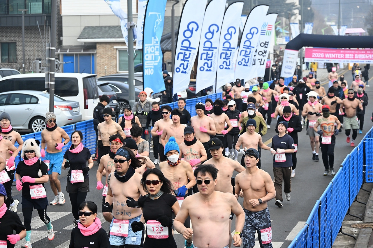 14일 강원 평창군 대관령면에 위치한 제34회 대관령눈꽃축제장에서 열린 ‘2026년 평창 대관령 알몸 마라톤 대회’ 참가자들이 힘차게 달리고 있다. <br>450여 명의 참가자가 5㎞, 10㎞ 등 2개 코스에서 마라톤 도전에 나섰다. 2026.2.14.<br>평창군 제공