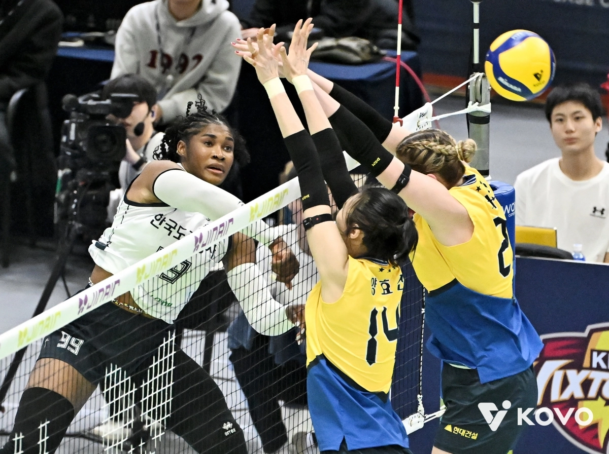한국도로공사의 모마(왼쪽)가 13일 현대건설과의 경기에서 강스파이크를 내리꽂고 있다. 한국배구연맹 제공