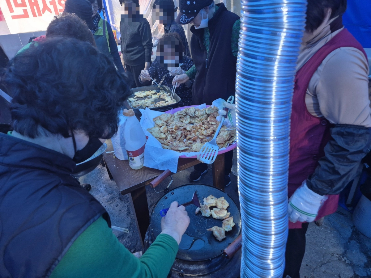 서울 강남구 구룡마을에서 주민들이 설 명절 연휴가 시작된 지난 14일 합동 차례를 위한 음식들을 준비하고 있다. 구룡마을 화재대책위원회 제공