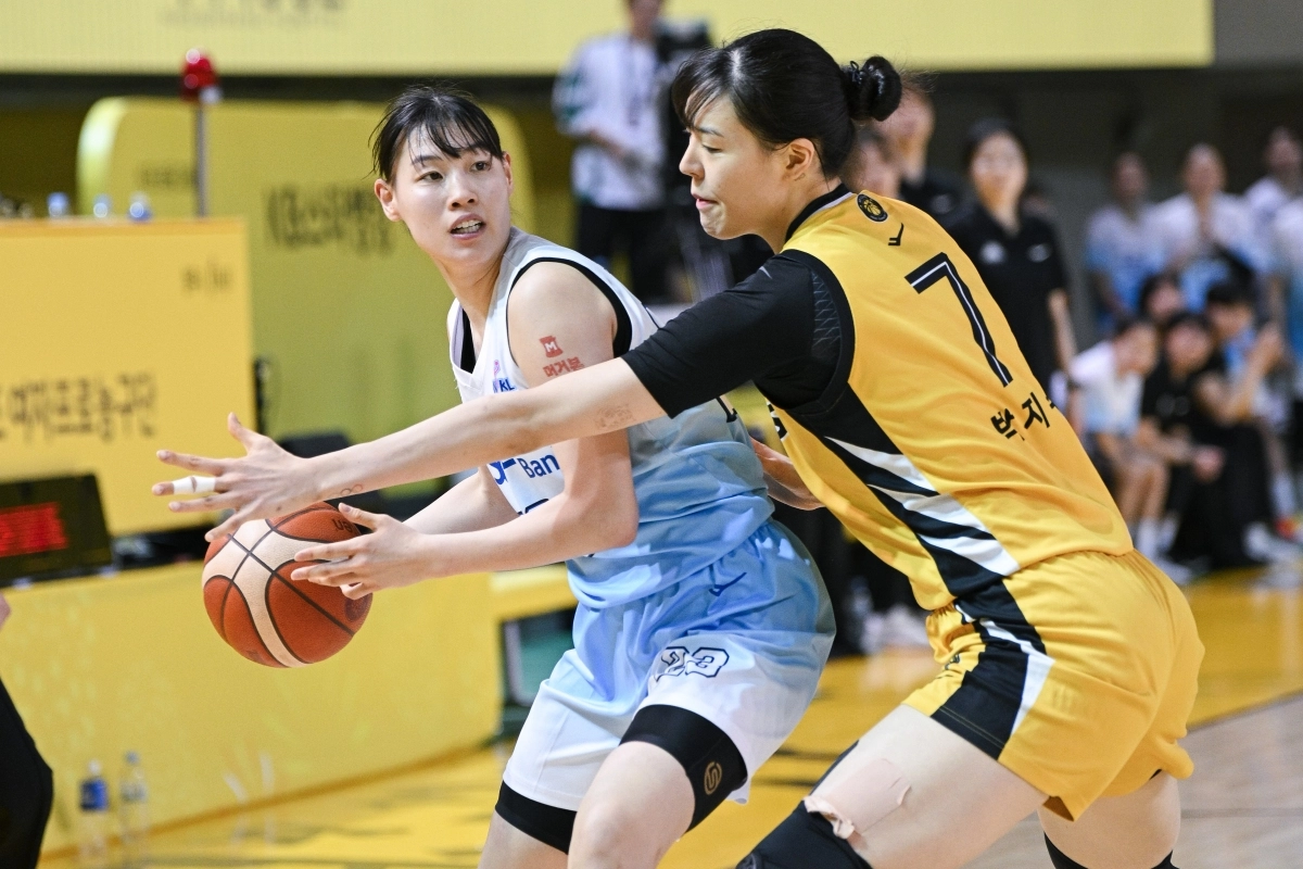 인천 신한은행 홍유순이 14일 청주체육관에서 열린 2025~26 여자프로농구 정규시즌 청주 KB와의 원정 경기에서 박지수를 상대로 공격하고 있다. WKBL 제공