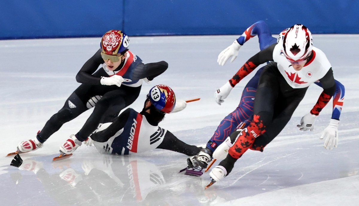 14일(현지시간) 이탈리아 밀라노 아이스 스케이팅 아레나 경기장에서 열린 2026 밀라노·코르티나담페초 동계올림픽 쇼트트랙 남자 1500m 준준결승에서 신동민과 임종언이 5조에 함께 출전해 경기를 펼친 가운데 임종언이 경기 도중 넘어지고 있다. 2026.2.15 뉴시스
