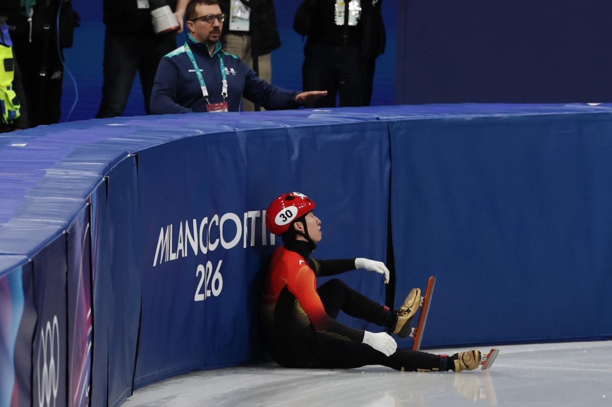 린샤오쥔이 15일(한국시간) 이탈리아 밀라노 아이스스케이팅 아레나에서 열린 2026 밀라노·코르티나담페초 동계올림픽 쇼트트랙 남자 1500m 준준결선에서 넘어지고 있다. 2026.2.15 밀라노 연합뉴스
