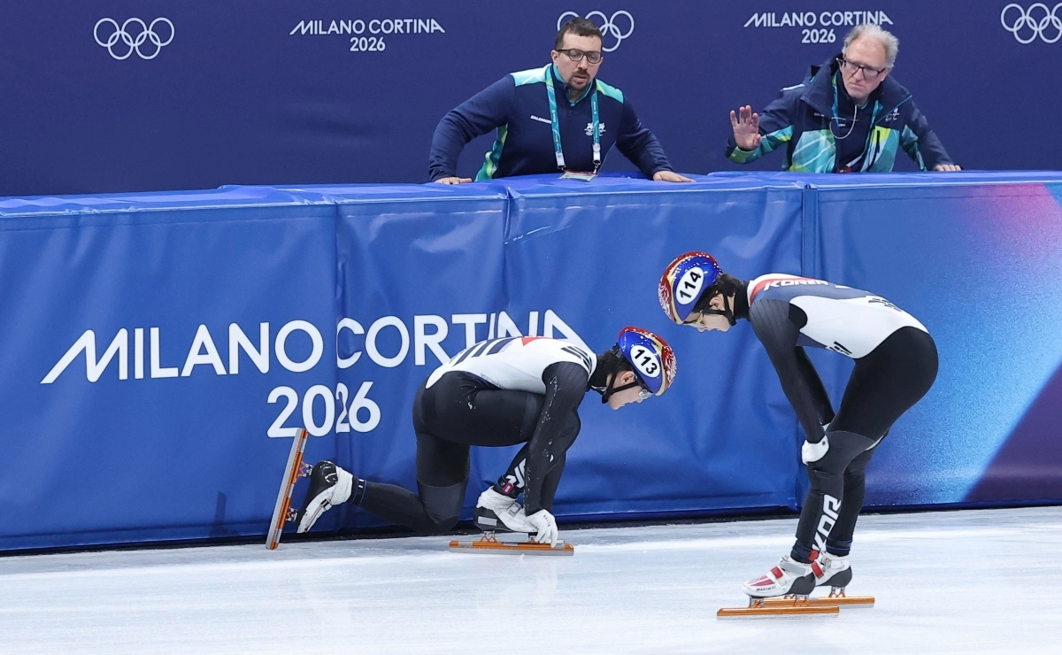 임종언(왼쪽)이 15일(한국시간) 이탈리아 밀라노 아이스스케이팅 아레나에서 열린 2026 밀라노·코르티나담페초 동계올림픽 쇼트트랙 남자 1500m 준준결선에서 넘어진 후 일어나고 있다. 오른쪽은 같은 조에서 2위로 경기를 마친 신동민. 2026.2.15 밀라노 연합뉴스