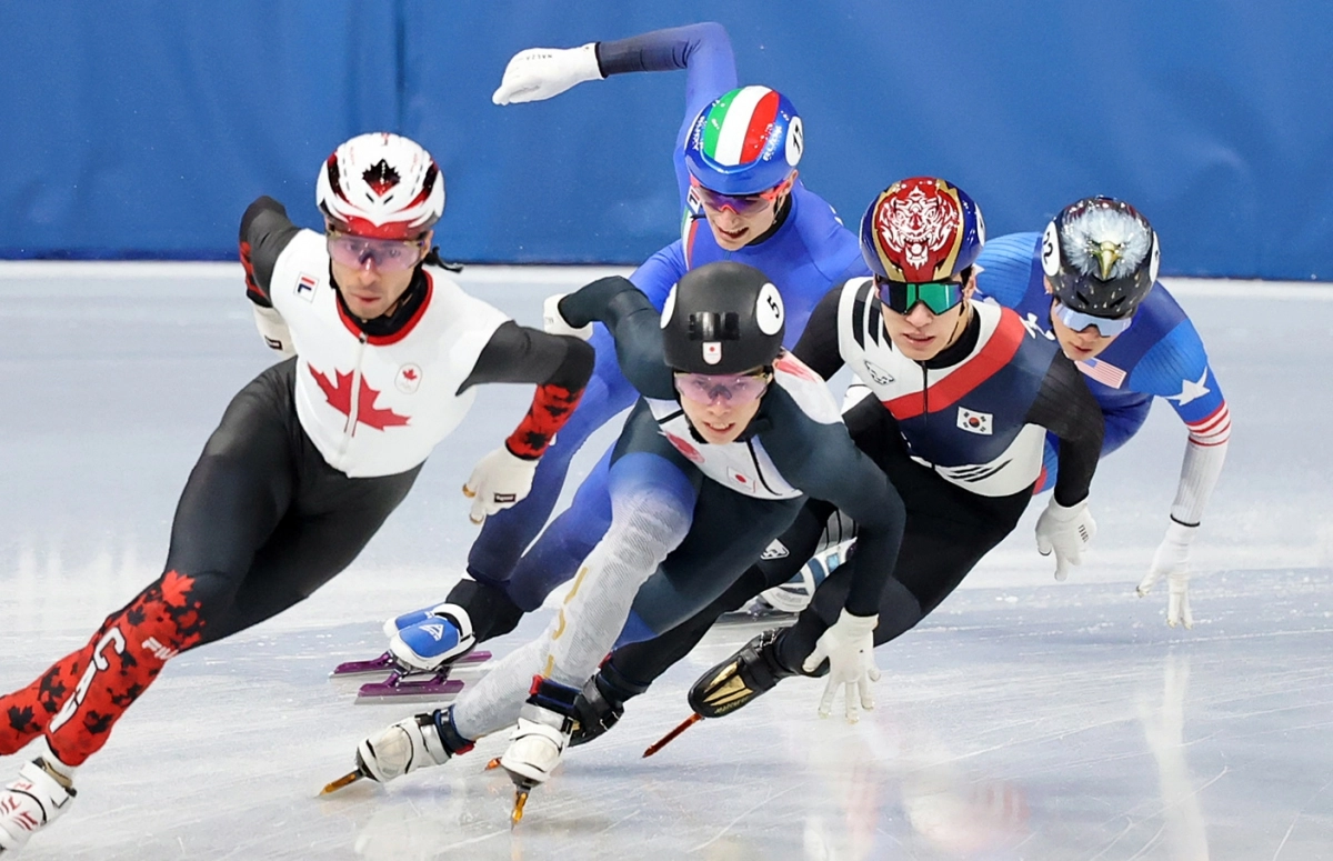 황대헌이 14일(현지시간) 이탈리아 밀라노 아이스 스케이팅 아레나에서 열린 2026 밀라노·코르티나담페초 동계올림픽 쇼트트랙 남자 1500m 준결승에서 질주하고 있다. 황대헌은 조 2위로 결승 진출에 성공했다. 2026.2.15 뉴스1