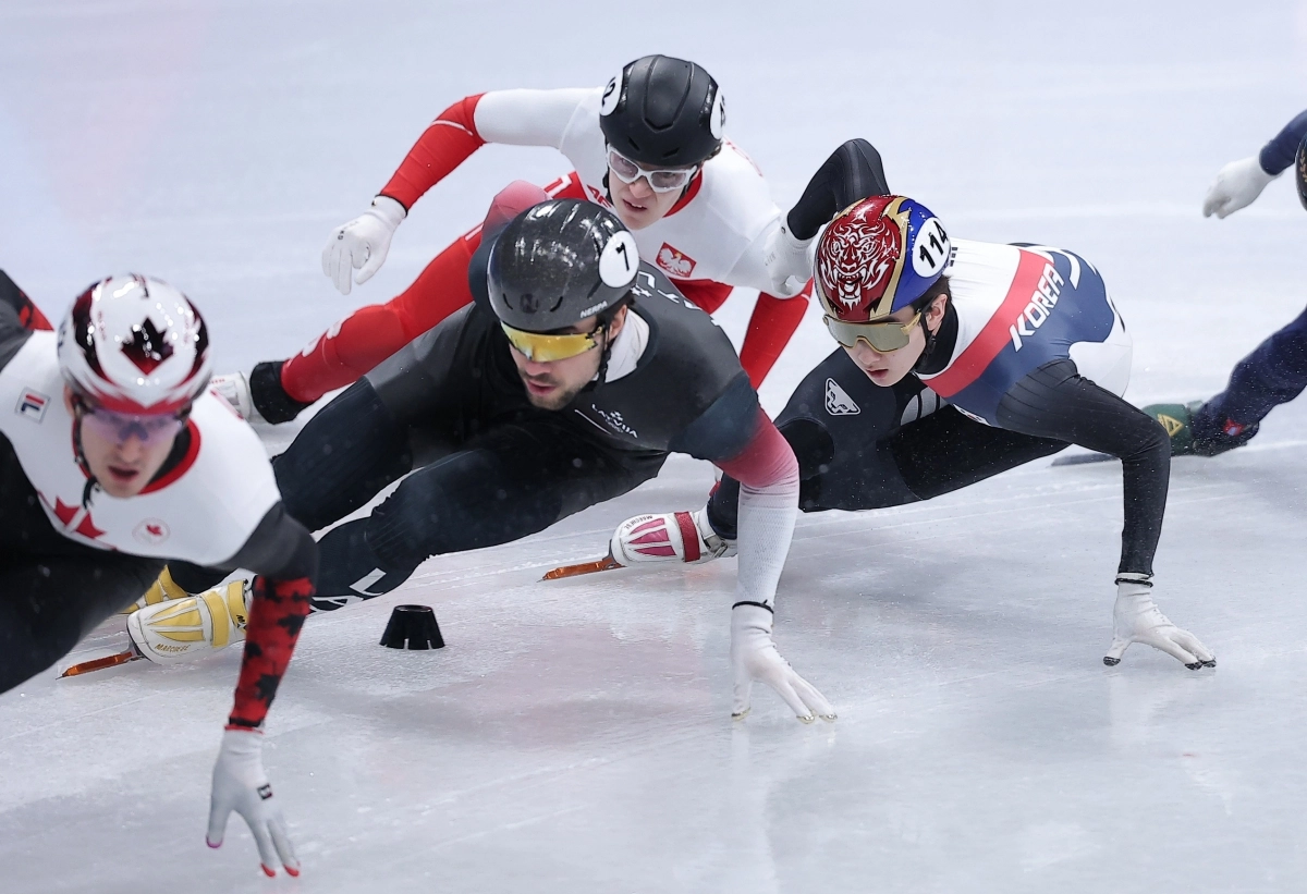 신동민이 14일(현지시간) 이탈리아 밀라노 아이스스케이팅 아레나에서 열린 2026 밀라노·코르티나담페초 동계올림픽 쇼트트랙 남자 1500m 준결승에서 질주하고 있다. 2026.2.15 뉴스1
