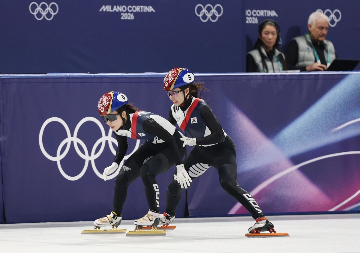 최민정(오른쪽)이 15일(한국시간) 이탈리아 밀라노 아이스스케이팅 아레나에서 열린 2026 밀라노·코르티나담페초 동계올림픽 쇼트트랙 여자 3000m 준결선에서 마지막 주자 김길리를 밀어주고 있다. 2026.2.15 밀라노 연합뉴스