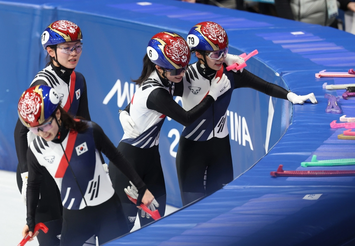 14일(현지시간) 이탈리아 밀라노 아이스스케이팅 아레나에서 열린 2026 밀라노-코르티나담페초 동계올림픽 쇼트트랙 여자 3000m 계주 준결승에 출전한 한국 김길리 등이 피니시라인을 1위로 통과한 뒤 기뻐하고 있다. 2026.2.15 연합뉴스