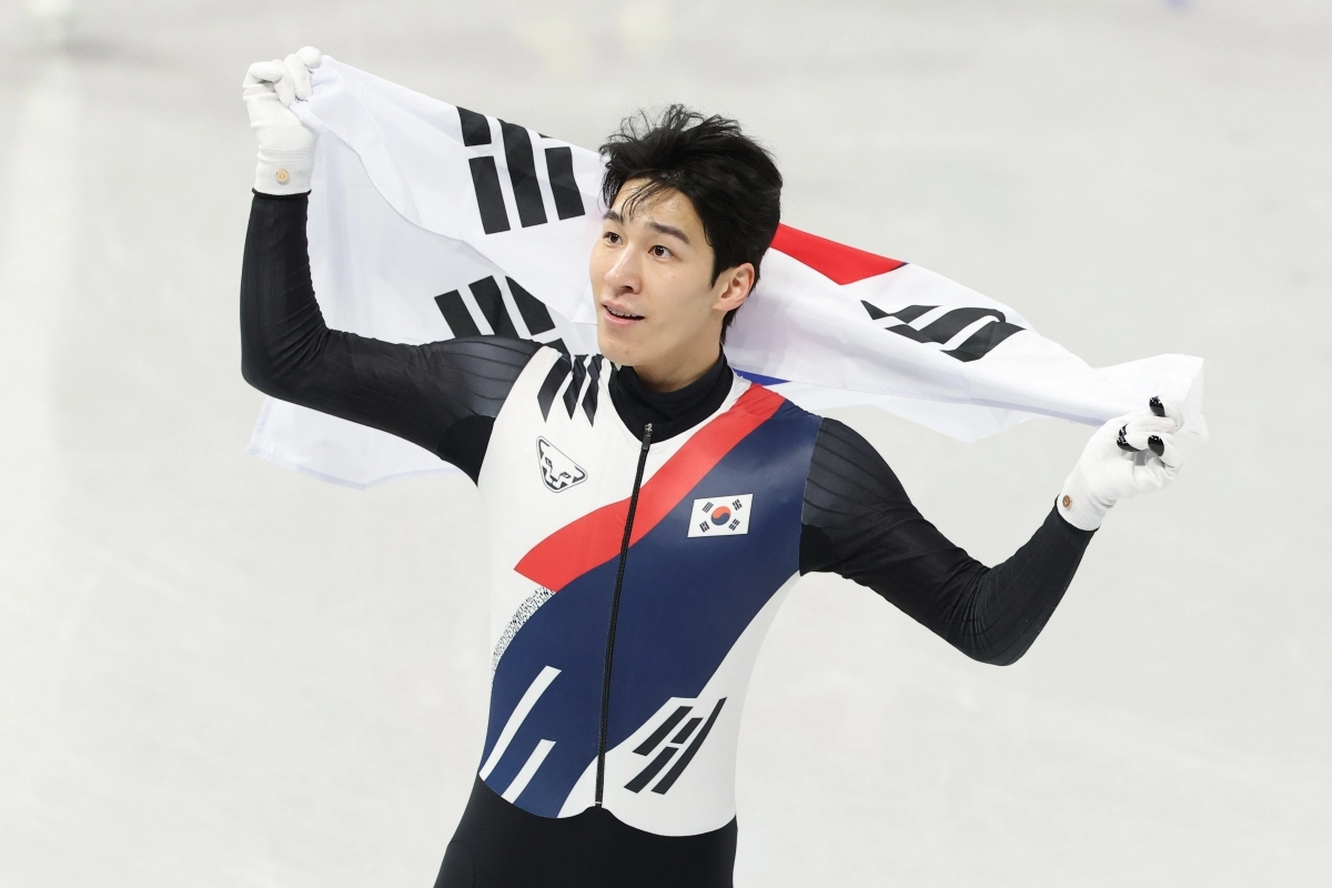14일(현지시간) 이탈리아 밀라노 아이스스케이팅 아레나에서 열린 2026 밀라노-코르티나담페초 동계올림픽 쇼트트랙 남자 1500m 결승에서 은메달을 따낸 황대헌이 태극기를 두르고 세리머니를 하고 있다. 2026.2.15 연합뉴스