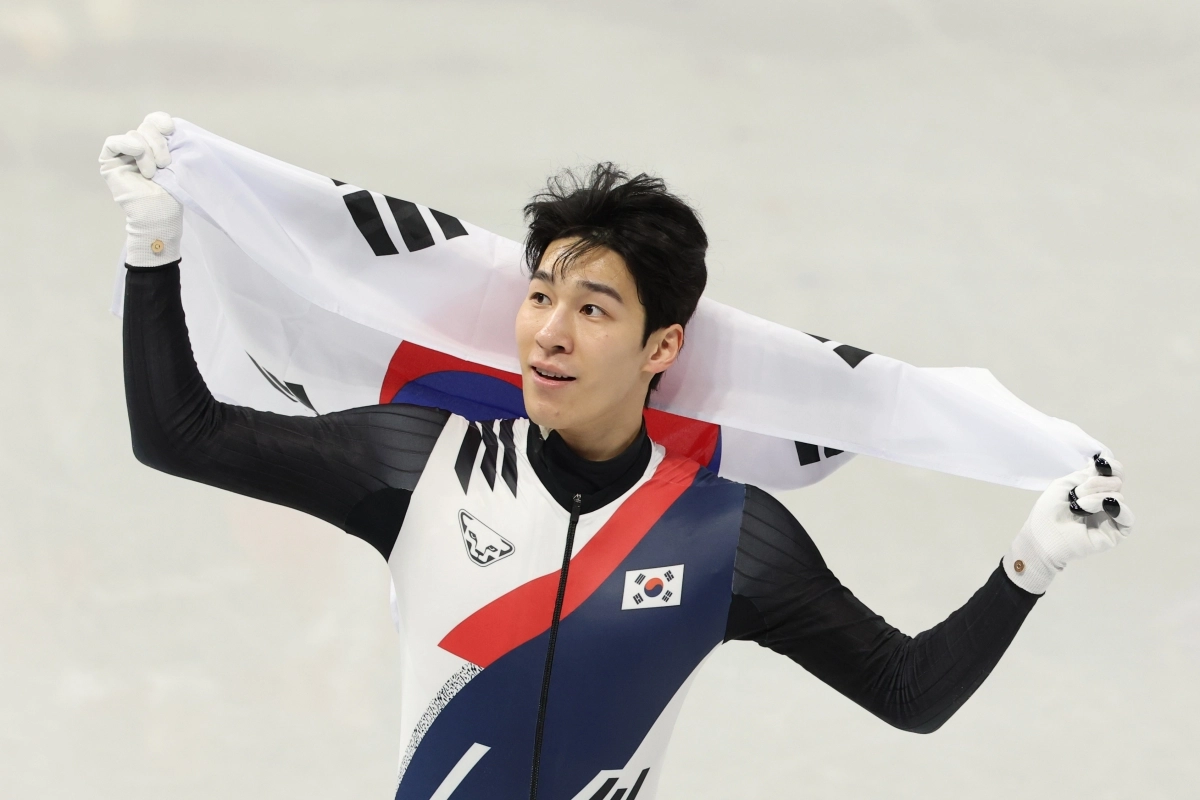 황대헌이 15일(한국시간) 이탈리아 밀라노 아이스스케이팅 아레나에서 열린 2026 밀라노·코르티나담페초 동계올림픽 쇼트트랙 남자 1500m 결선에서 은메달을 따낸 후 태극기를 몸에 두르고 기뻐하고 있다. 2026.2.15 밀라노 연합뉴스