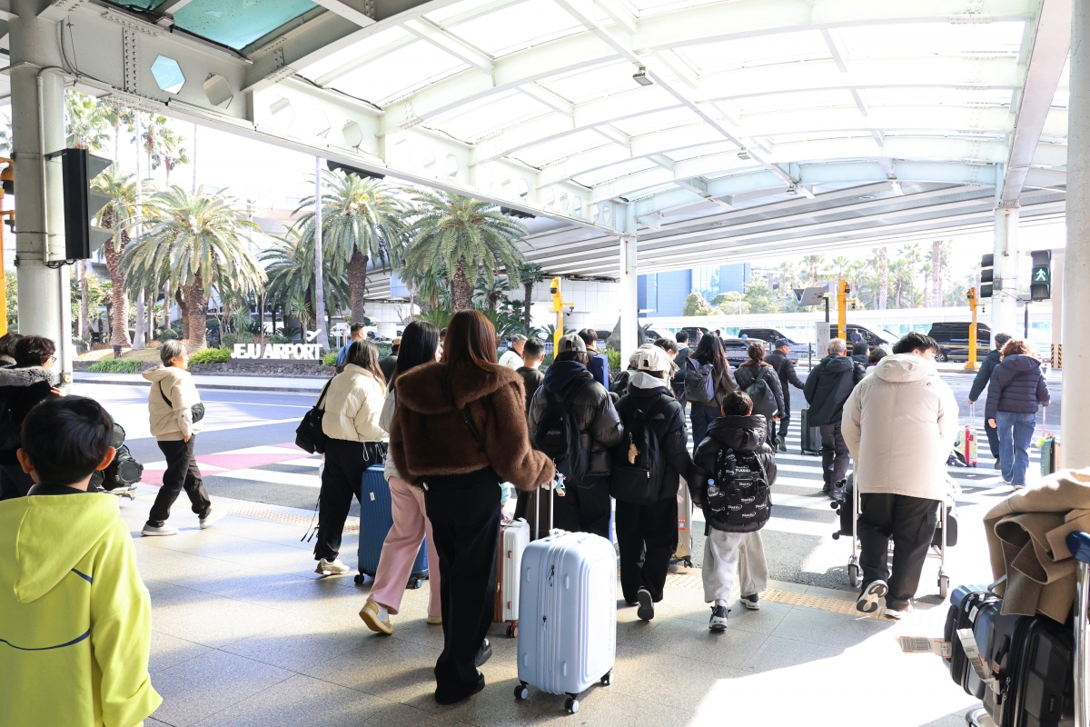 설 연휴가 시작된 13일 오전 제주를 찾은 귀성객과 관광객이 제주국제공항에서 이동하고 있다. 연합뉴스