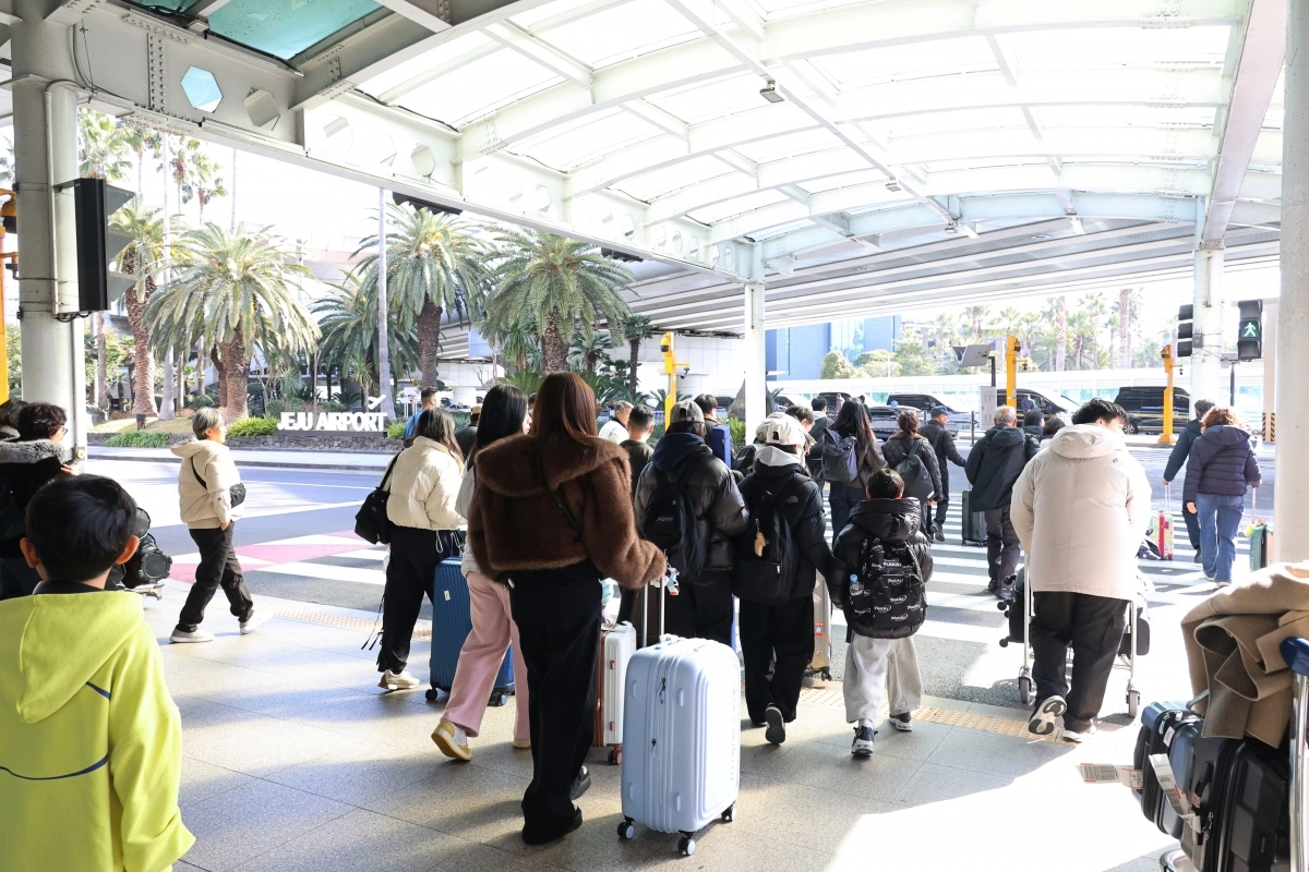 설 연휴가 시작된 13일 오전 제주를 찾은 귀성객과 관광객이 제주국제공항에서 이동하고 있다. 연합뉴스