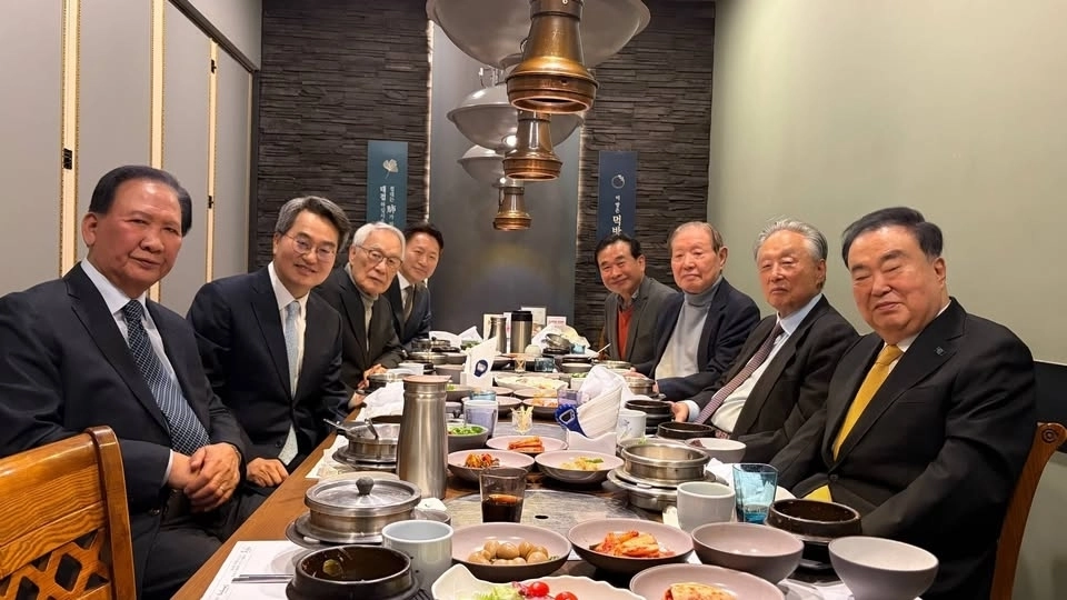 김동연 경기도지사가 지난 11일 서울 여의도에서 권노갑 김대중재단이사장 등 민주당 고문들과 오찬을 하고 있다. (김동연 SNS 캡처)