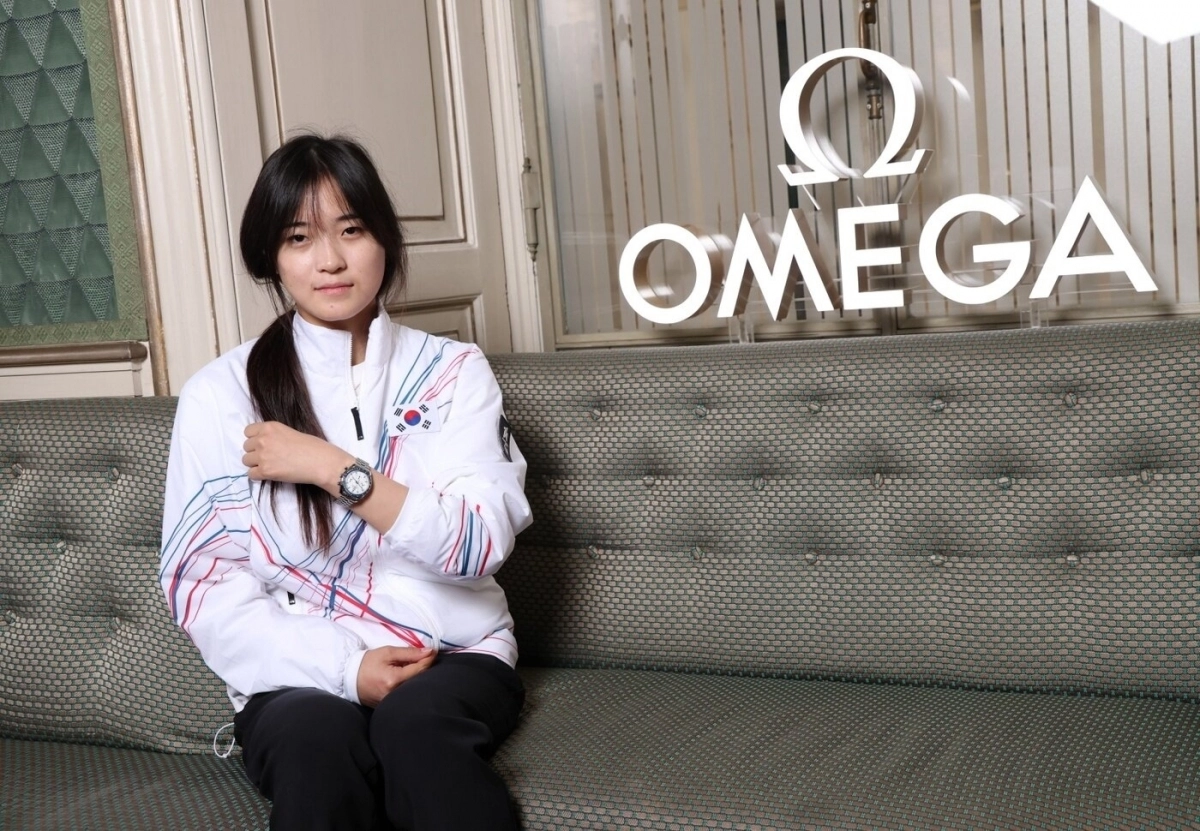 2026 밀라노·코르티나담페초 동계 올림픽 한국 선수단 1호 금메달리스트 최가온이 15일오메가 시계 스피드마스터 38mm 밀라노·코르티나 2026‘을 선물받았다. 오메가 제공