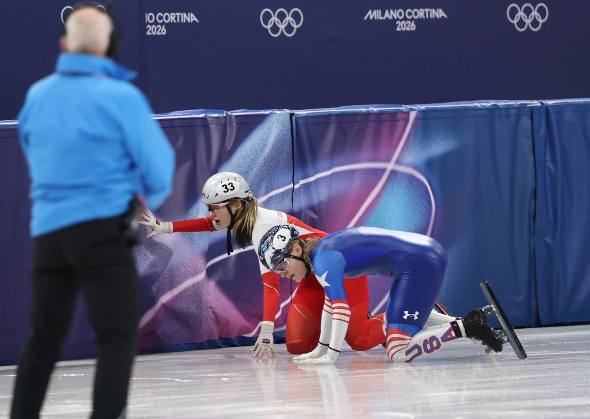 14일(현지시간) 이탈리아 밀라노 아이스스케이팅 아레나에서 열린 2026 밀라노-코르티나담페초 동계올림픽 쇼트트랙 여자 1,000ｍ 예선에 출전한 미국 커린 스토더드가 미끄러지며 가브리엘라 토폴스카(폴란드)와 넘어지고 있다. 연합뉴스