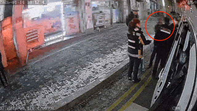 지난달 14일 경기 부천시 소사구 공영주차장에서 주취자가 소방관의 뺨을 때리고 있다. (경기도소방재난본부 제공)