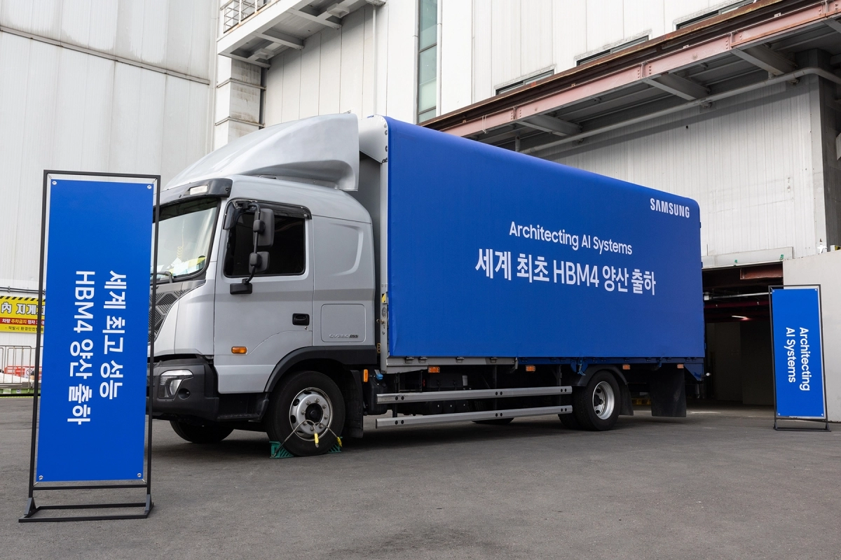 지난 12일 충남 삼성전자 천안캠퍼스에서 HBM4 제품이 양산 출하되는 모습. 삼성전자 제공.