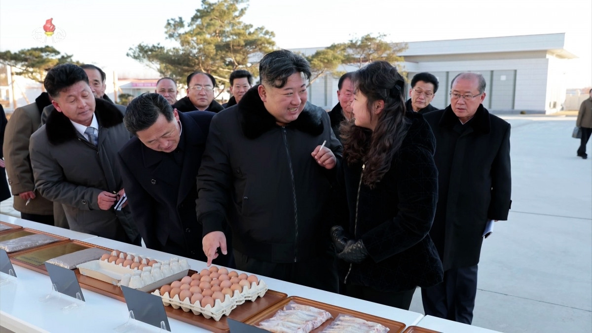 김정은, 딸 주애 옆에서 담배